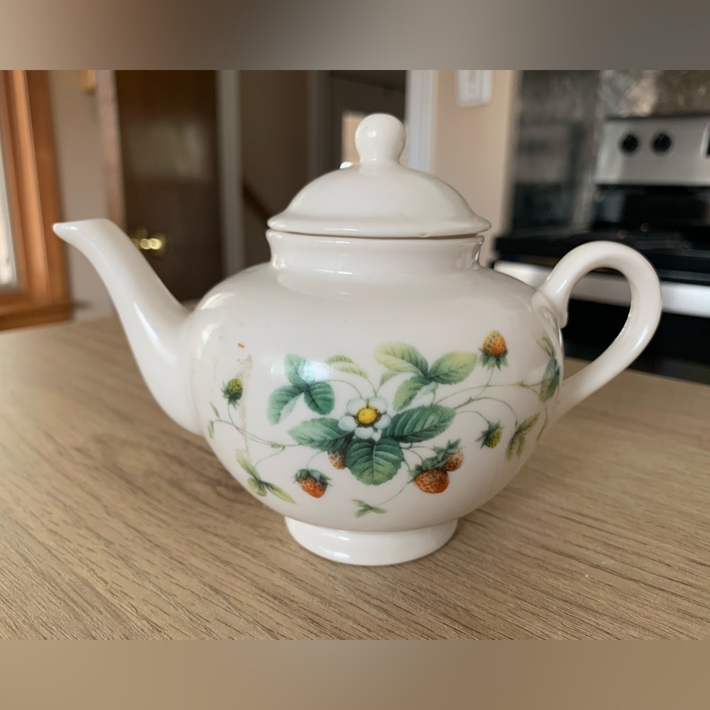 Nantucket Home Mini Tea Pot Strawberries